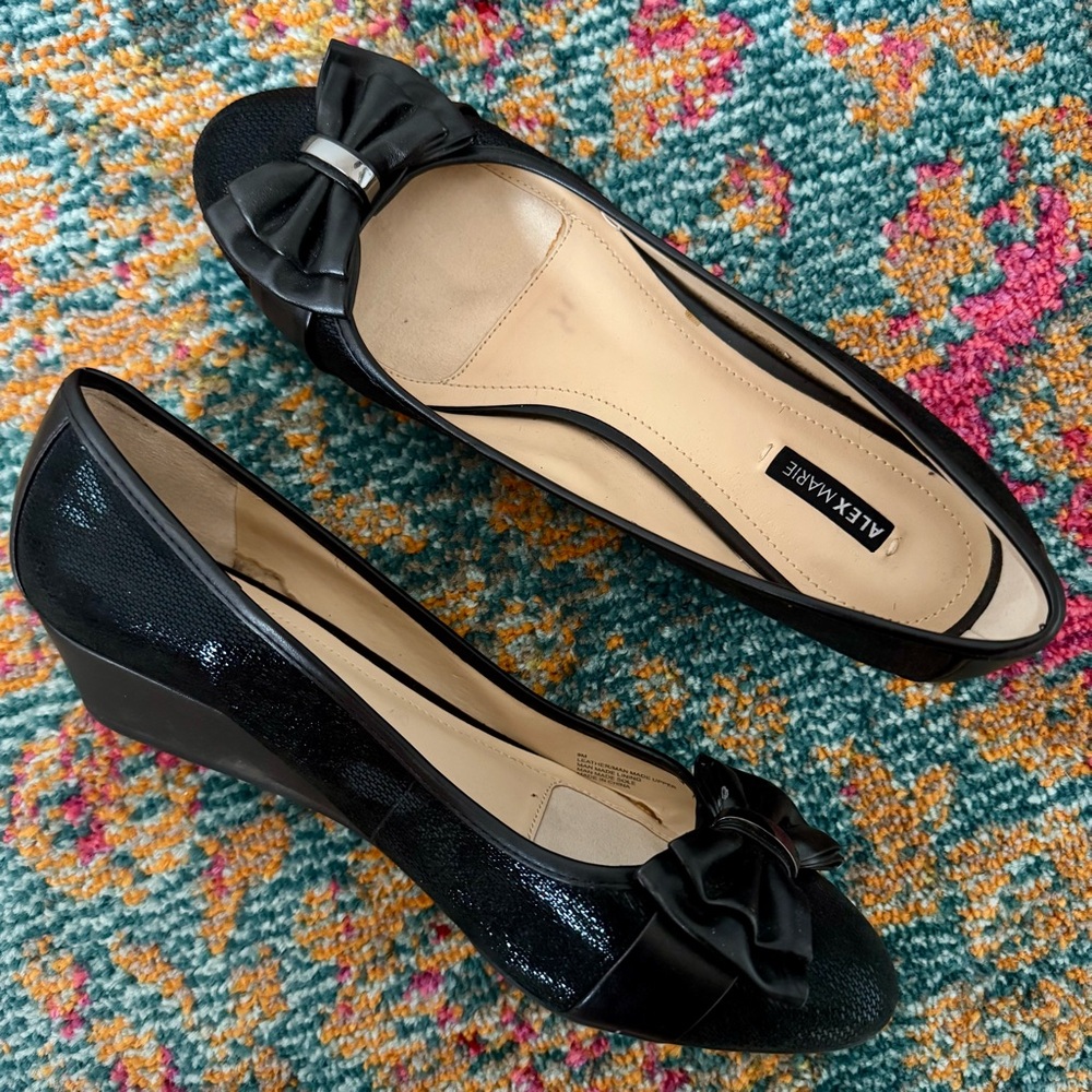 ALEX MARIE Black Bow Subtle Snake Print Wedges | Size 9M.